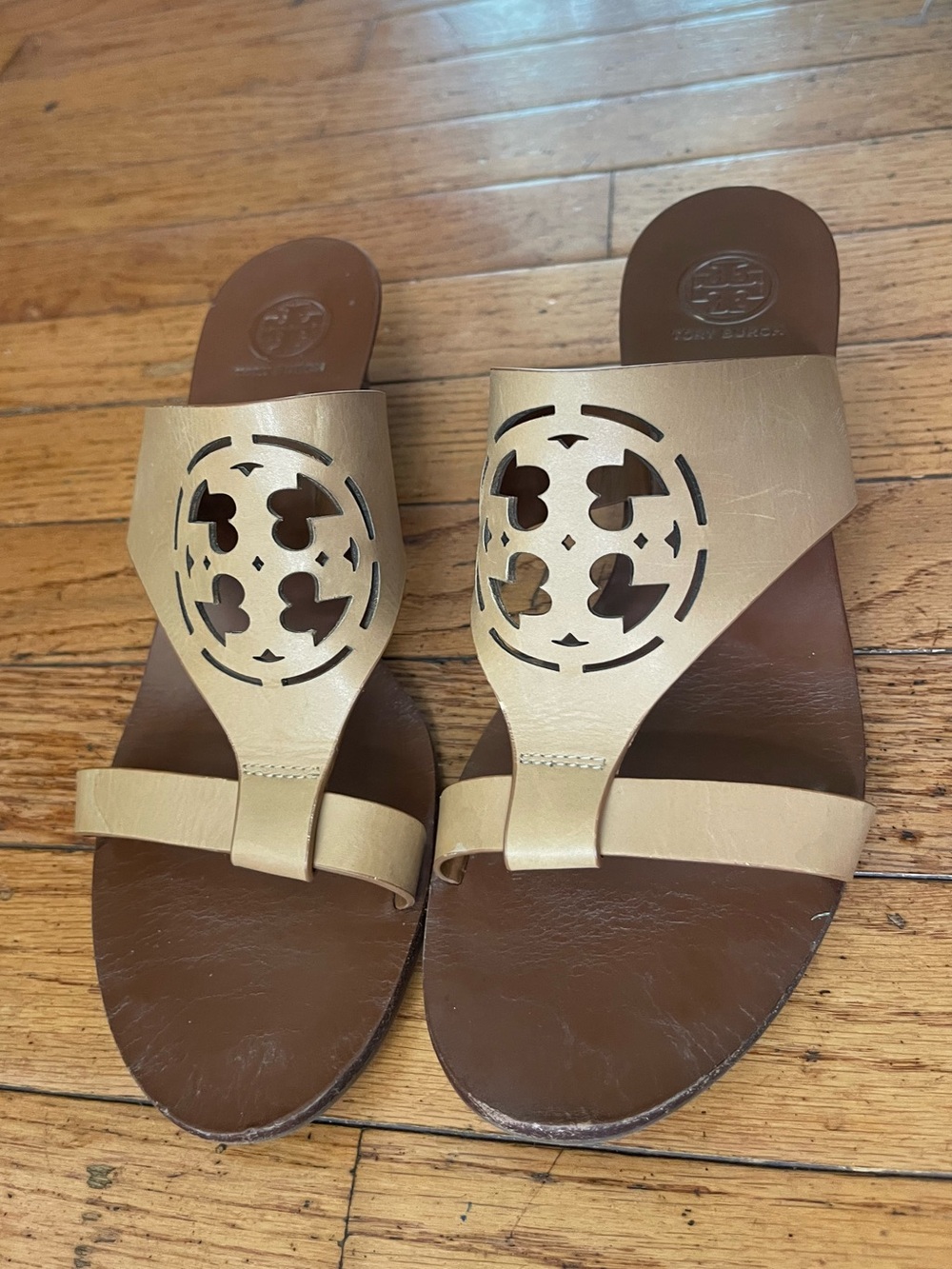 Tory Burch TanLeather Logo Cutout Toe-Loop Sandals size 8M